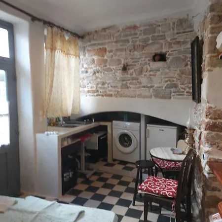 Fasolas Square 15m2 Is Located 30 Stairs Up From The Main Road And It Is In The Old Market Fasolas And Next To The Museums Feriehus Filótion