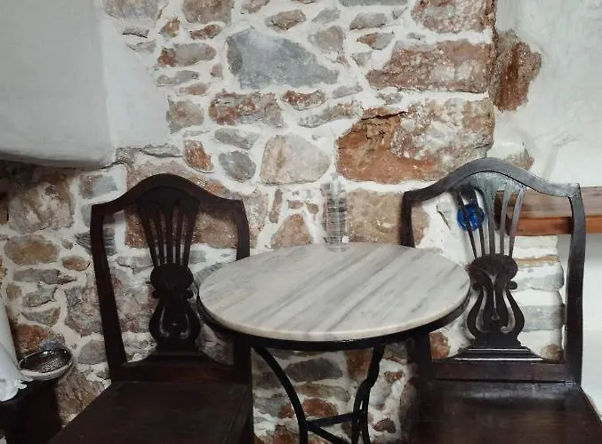 Fasolas Square 15m2 Is Located 30 Stairs Up From The Main Road And It Is In The Old Market Fasolas And Next To The Museums Filótion