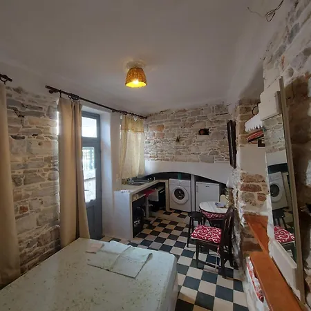 Hébergement de vacances Fasolas Square 15m2 Is Located 30 Stairs Up From The Main Road And It Is In The Old Market Fasolas And Next To The Museums Filótion