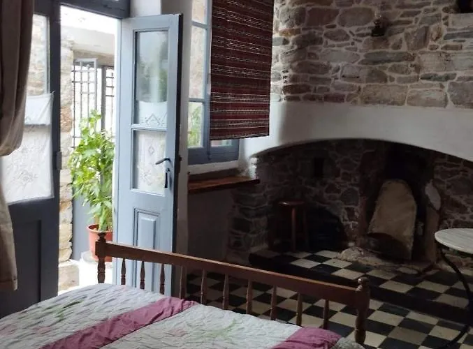 Fasolas Square 15m2 Is Located 30 Stairs Up From The Main Road And It Is In The Old Market Fasolas And Next To The Museums * Φιλώτι