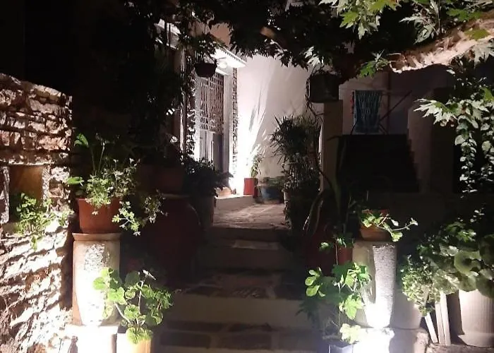 Fasolas Square 15m2 Is Located 30 Stairs Up From The Main Road And It Is In The Old Market Fasolas And Next To The Museums Φιλώτι